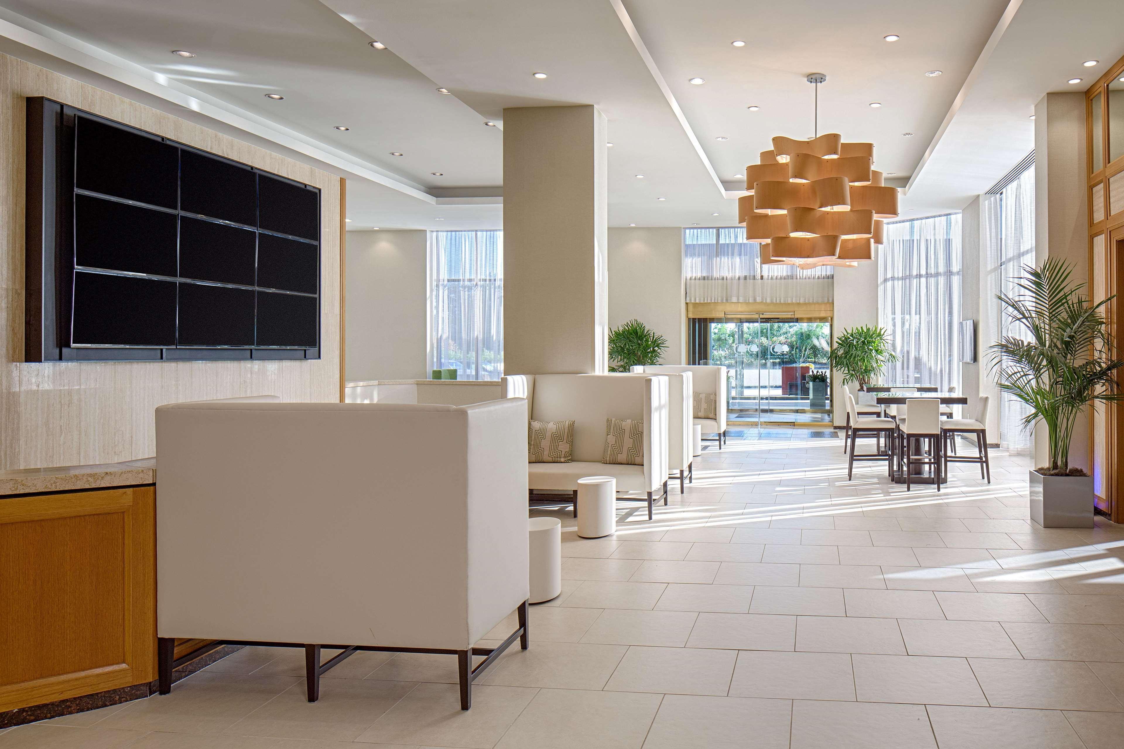 Doubletree By Hilton Hotel Houston Greenway Plaza Exterior photo
