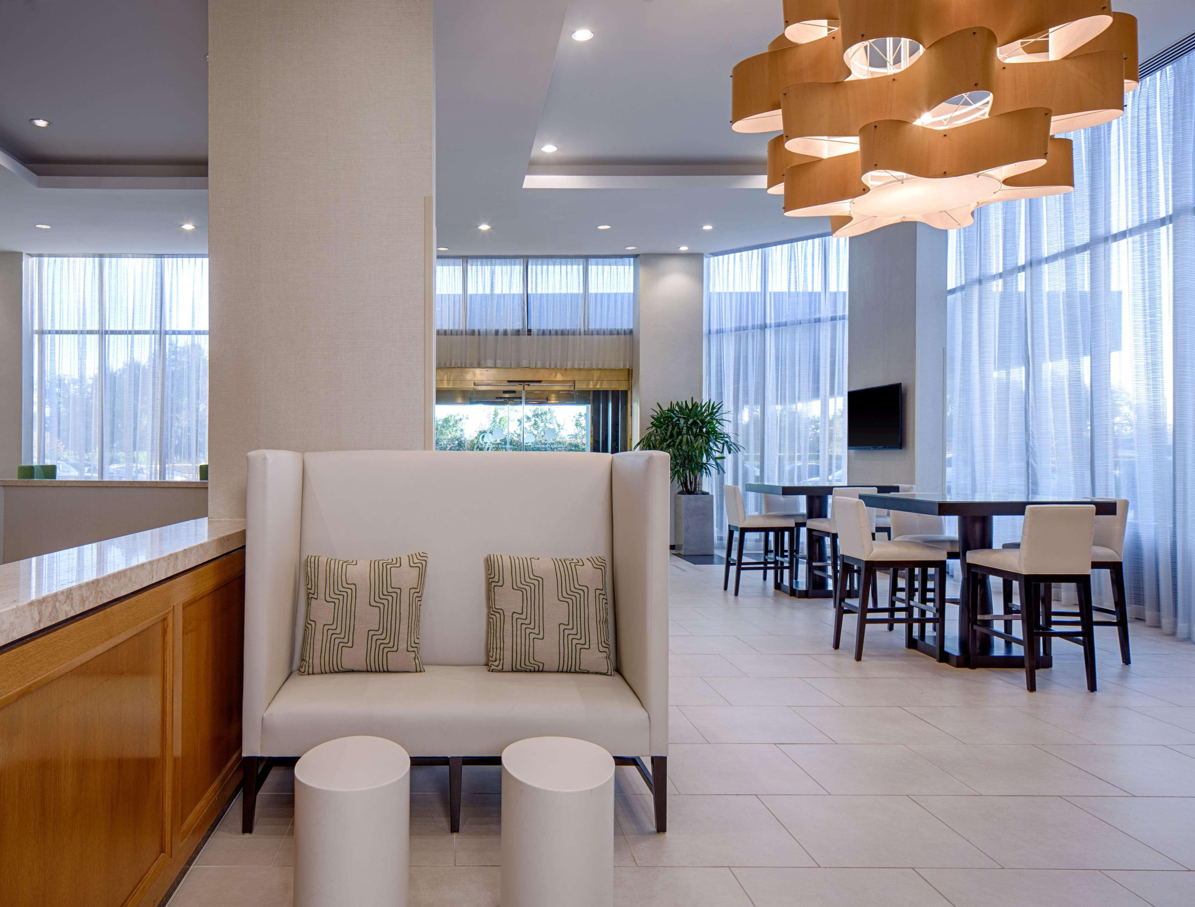 Doubletree By Hilton Hotel Houston Greenway Plaza Exterior photo
