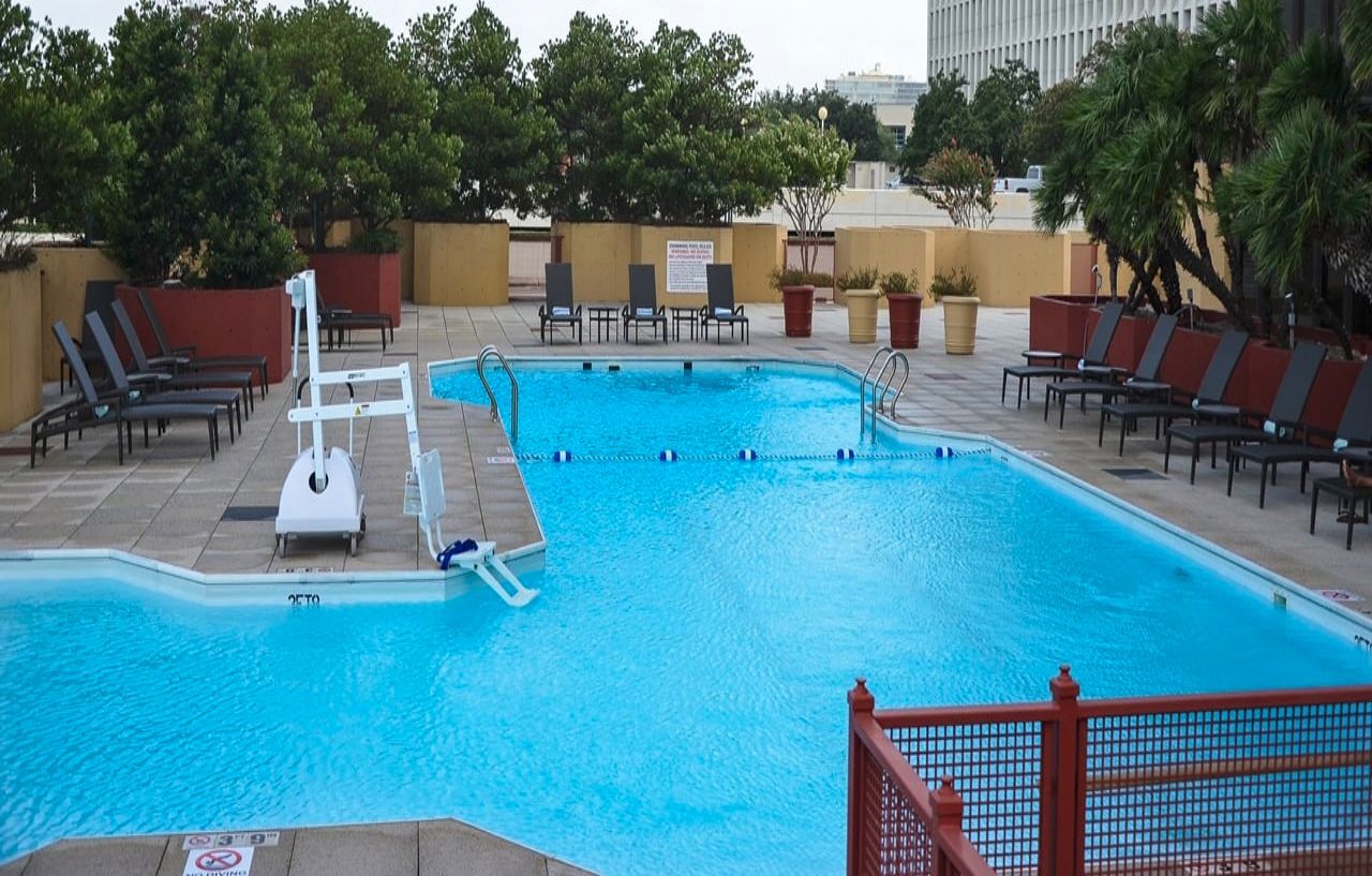 Doubletree By Hilton Hotel Houston Greenway Plaza Exterior photo